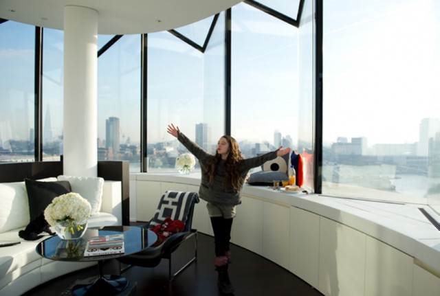 Molly in luxury hotel - still from the movie