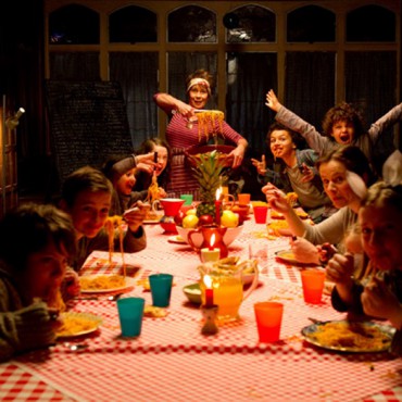 Molly hypnotises Edna - still from the movie