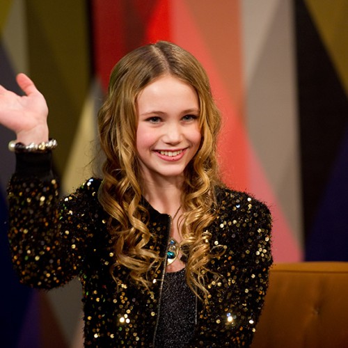 Tallulah Evans as Davina Nuttel